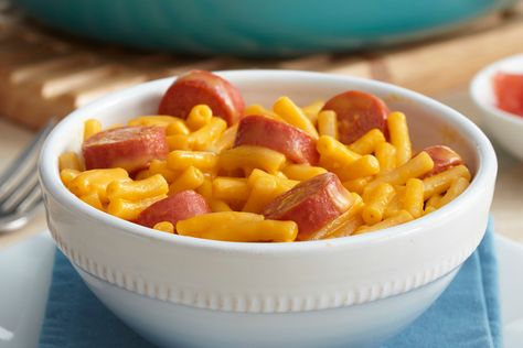 Mac & Cheese Hot Dog Skillet - My Food and Family Basic Mac And Cheese Recipe, Recipes With Hot Dogs, Easy Recipes For College Students, Kraft Mac N Cheese, Kraft Dinner, Recipes For College Students, Macaroni N Cheese Recipe, College Meals, Hot Dog Recipes