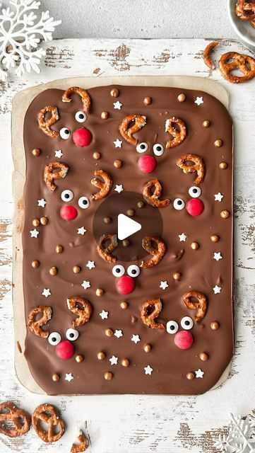 Kristel Talie on Instagram: "Rudolph Chocolate Bark✨ 
The most adorable festive treat to try this Christmas! It’s so easy and customizable. My toddler absolutely loved making (and eating!) this chocolate slab🍫

Ingredients

300g of your favorite chocolate (I used milk chocolate)
1 tsp coconut oil
Pretzels cut in half
Red candy for the nose
Edible eyes
Sprinkles of choice (I used stars and pearls)

Melt the chocolate with the coconut oil in the microwave in 30 second intervals, mixing in between until smooth and glossy. Place a baking sheet on a tray and pour over the chocolate. Using a spatula, smooth the chocolate evenly to form a rectangular shape. Place the red candy for the nose, followed by the eyes and pretzel antlers. Repeat until you fill the chocolate slab with reindeers. Sprinkl Reindeer Shaped Food, Chocolate Slab Ideas, Chocolate Bark Ideas, Christmas Chocolate Bark, Chocolate Bark Christmas, Christmas Hosting, Christmas Bark, Edible Eyes, Edible Christmas Gifts