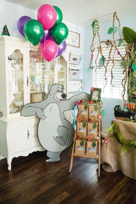 Jungle Book Party Made For A Princess | CatchMyParty.com Jungle Book Birthday Party Ideas, Mogli Jungle Book, Jungle Book Birthday Party, Book Party Decorations, Jungle Book Birthday, Book Birthday Party, Jungle Book Party, Book Themed Birthday Party, Book Themed Party