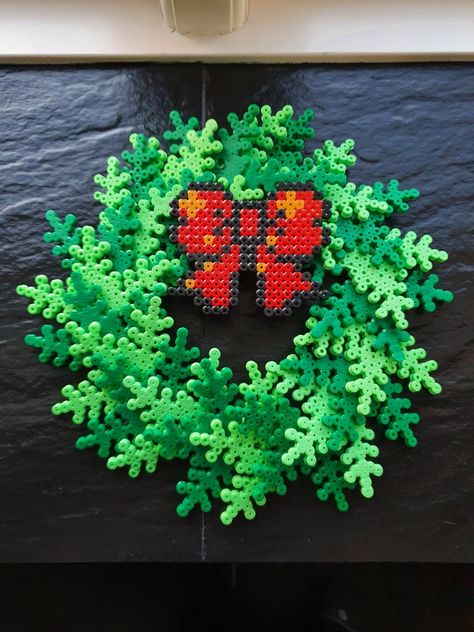 Perler Bead Wreath Pattern, Perler Wreath, Perler Bead Wreath, Ironing Beads, Christmas Perler Beads, Perler Projects, Fuse Bead Patterns, Diy Perler Bead Crafts, Noel Diy