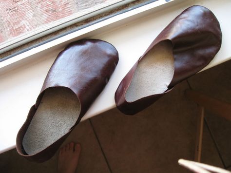 Diy Leather Shoes Pattern, Diy Shoe Last, Diy Leather Slippers, Diy Grounding Shoes, Diy Barefoot Shoes, Moccasin Boot Pattern, Mocassin Pattern, Diy Ballet Flats, Diy Leather Shoes