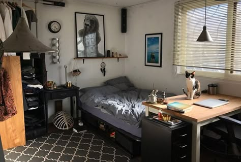 Room Design Bedroom Simple, Small Guys Bedroom, Lighting In Room Ideas, Men’s Aesthetic Room, Masculine Dorm Room Ideas, Aesthetic Mens Bedroom, Guy Room Aesthetic, Male Room Ideas Masculine Bedrooms, Male Room Aesthetic