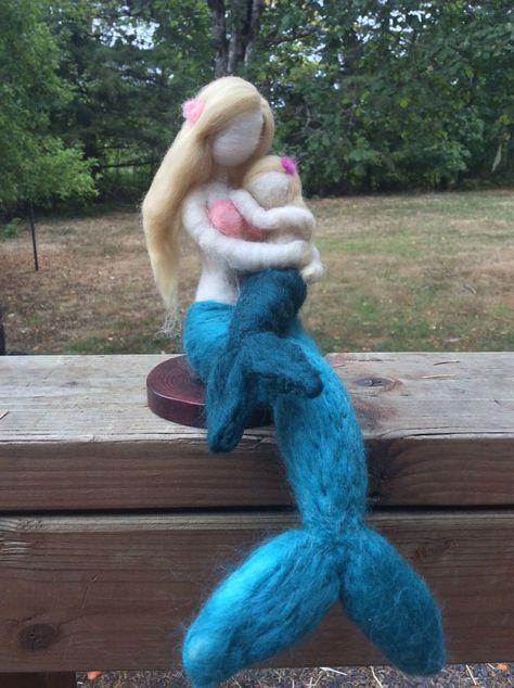 Needle Felted Mermaid Mother and Child by radishwoolworks on Etsy Felted Mermaid, Felt Mermaid, Needle Felting Diy, Felting Ideas, Felt Fairy, Fairy Crafts, Wet Felt, Needle Felting Projects, Felt Baby