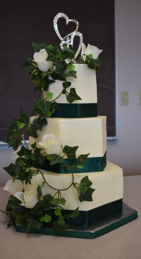 Forest Green 15 Theme, Emerald Green And White Quinceanera Theme, Emerald Green Cake For Quince, Emerald Wedding Cake Ideas, Quinceanera Themes Emerald Green, Emerald Green Cakes Birthday, Green Themed Wedding Cake, Emerald Green With Silver, Emerald Green Enchanted Forest Quince