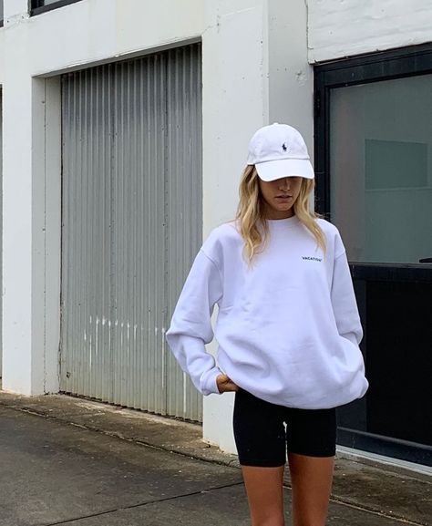 Instagram post by Rochelle de Snoo • Apr 19, 2020 at 12:42am UTC White Baseball Hat Outfit, Womens Active Wear Outfits, Casual Activewear, Lazy Outfits, Chill Outfits, Outfits With Hats, Active Wear Outfits, Girl With Hat, Comfortable Outfits