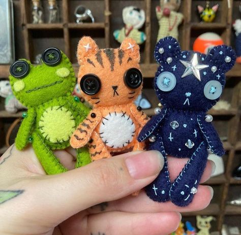 Cute Sewing Projects, Plushie Patterns, Sewing Stuffed Animals, Sunday Evening, Arte Inspo, Fun Diy Crafts, Felt Dolls, Felt Animals, Cute Crafts