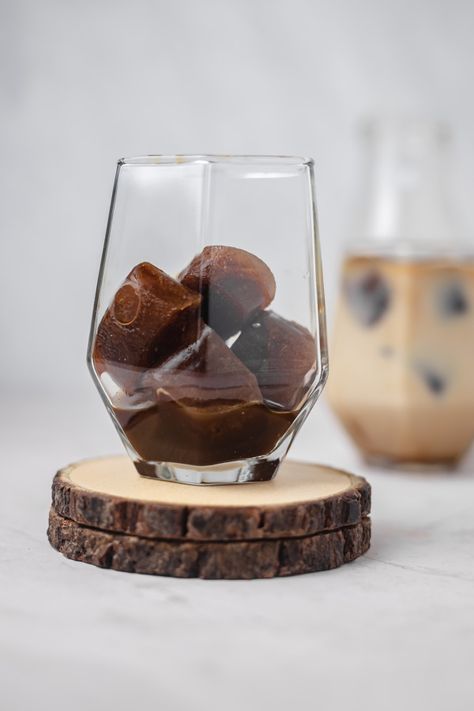 Easy Coffee Ice Cubes Condensed Milk Coffee, Crisco Recipes, Mango Pineapple Smoothie, Recipes To Make At Home, Coffee Ice Cubes, Frozen Coffee, Coffee Ice, Silicone Ice Cube Tray, Delicious Thanksgiving