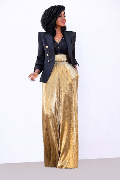 Double Breasted Blazer + High Waist Gold Lame Pants Gold Pants Outfit, Black And Gold Outfit, Style Pantry, Gold Pants, Elegante Y Chic, Winter Typ, Gold Skirt, Gold Outfit, Looks Party