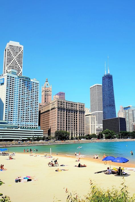 The Ohio Street Beach is a great place to spend the day if you're visiting Chicago, Illinois. The beach has lifeguards on duty and parking nearby. It's easy to get to from downtown or the North side of the city. The Lakefront Trail winds its way past this beach, which faces directly north. Due to its unusual orientation, Ohio Street Beach serves as an ideal training site for open water swimming. 📸: Miguel Angel #travel #traveldestination #aesthetic #Traveltips Beach Chicago, Visiting Chicago, Chicago Beach, Moving To Chicago, Selfie Friends, Visit Chicago, Water Swimming, Happy Photography, Open Water Swimming