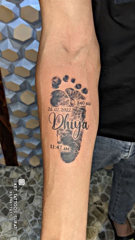 First Born Tattoo Ideas Daughter, Baby Hand Tattoo, Baby Tattoo For Dads, Foot Print Tattoo, Hand Print Tattoos, Newborn Tattoo, Tattoos For Baby Boy, Baby Footprint Tattoo, Baby Memorial Tattoos