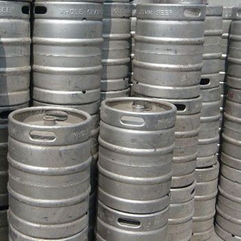 Top 10 ways to recycle a beer keg Beer Barrel Ideas, Beer Keg Ideas Projects, Kegerator Cabinet, Metal Beer Barrel Table, Beer Keg Ideas, Beer Tap Ideas, Outdoor Kegerator Bar Beer Taps, Beer Crafts, Sitting Arrangement