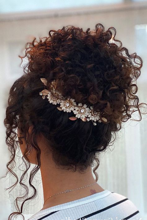 Another curly hair look feels absolutely gorgeous for the bride-to-be with wavy locks. I specialize in this for bridal portraits. Add this curly inspo to your wedding inspiration. Curly Hair Wedding Updo With Veil, Wedding Hair Short Curly, 3c Wedding Hairstyles, Curly Bride Hair, Wedding Curly Hair, Natural Curls Wedding Hair, Curly Hairstyles For Wedding, Curly Hair Bride, Chic Bridal Hair