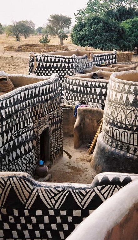 Painted dwellings in a Gurunsi village of rural Burkina Faso. Afrikaanse Kunst, Vernacular Architecture, Africa Travel, West Africa, Oh The Places Youll Go, Sierra Leone, Yurt, Places Around The World, African Art