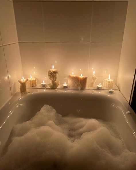 Bubble bath with savage love candles . Bath With Candles, Romanticising Winter, Bathtub With Bubbles, Bubble Bath With Candles, Candles Bathtub, Candle Light Bath, 23 Aesthetic, Candlelit Bath, Winter Bath