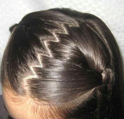 Zigzag hairlines Zig Zag Part, School Disco, Trendy We Fryzurach, Parting Hair, Iconic 90s, Hairstyles Men, 90s Hairstyles, Iconic Fashion, Makati