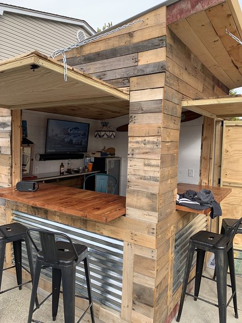 Outdoor Bar And Grill, Patio Plan, Bbq Shed, Outdoor Kitchen Design Modern, Outdoor Grill Station, Diy Outdoor Bar, Bar Shed, Kitchen Design Layout, Outdoor Kitchen Bars