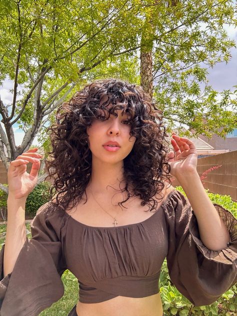 Summer Highlights: Add Dimension to Your Wavy Hair Short Layers Curly, Short Layers Curly Hair, Curly Hair With Bangs Hairstyles, Hair With Bangs Hairstyles, Short Layered Curly Hair, Cut Curly Hair, Hairstyles For Wavy Hair, Wave Hairstyles, Wave Hairstyle