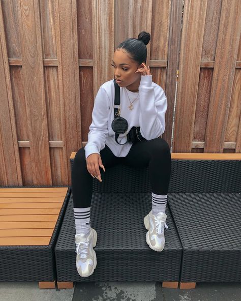 Looks Adidas, Socks Outfit, Look Legging, Sock Outfits, Leggings Outfit, Chill Outfits, Streetwear Fashion Women, Baddie Outfits Casual, Tomboy Fashion