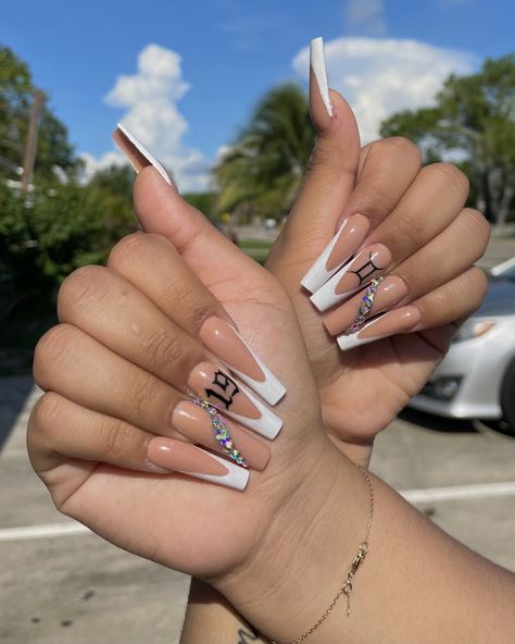 Number On Nails, White Nails Birthday Set, 19 Birthday Nails Acrylic, Gemini Acrylic Nails, Pink Gemini Nails, 19 Nails Birthday, Birthday Nails Coffin Gemini, Libra Acrylic Nail Designs, Birth Year Nails