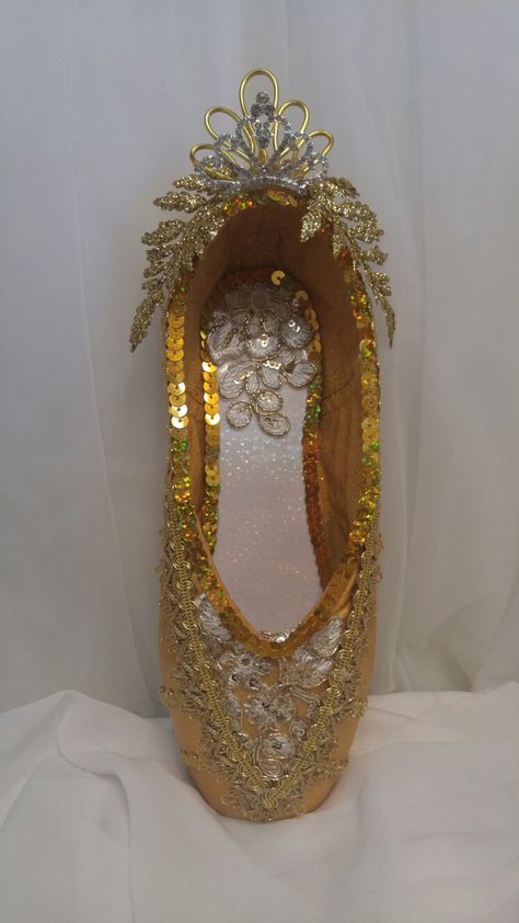 Decorated Pointe Shoes Diy, Decorate Pointe Shoes, Decorated Pointe Shoes Arabian, Decorated Pointe Shoes, Clara Decorated Pointe Shoe, Gold Ballet Shoes, Ballet Decor, Ballet Shows, Ballerina Outfit