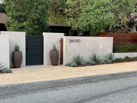 Fence Design Modern Luxury, Wall Around House Outside, Houses Front View, Wall Gates Design, Villa Fence Wall Design, Exterior Fence Wall Design, Front Gate Landscaping, Wall Fence Design Modern, Concrete Fence Wall Modern