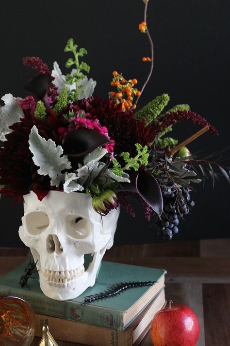 DIY Floral Skull Centerpiece                                                                                                                                                                                 More Halloween Wedding Centerpieces, Skull Vase, Pasteles Halloween, Diy Halloween Party, Halloween Chic, Diy Skulls, Classy Halloween, Casa Halloween, Halloween Memes