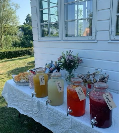 Grad Party Art Display, Simple Backyard Dinner Party, Graduation Summer Party Ideas, Simple Outdoor Party Decor, Garden Party Drinks Station, Garden Birthday Party Ideas For Adults, Cottage Party Ideas, Garden Party Bbq, Backyard 21st Birthday Party