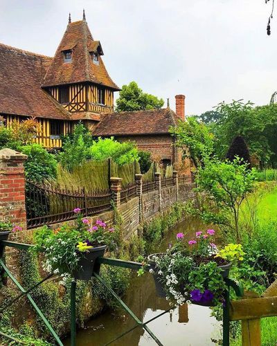 Voyage en France : ces charmants villages français méconnus des touristes (Rocamadour et Colmar sont devenus trop populaires) ! - Grazia French Aesthetic, Chateau France, Beaux Villages, Colmar, Cabin, France, House Styles, Travel