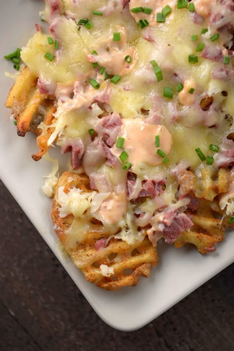 IRISH NACHOS Irish Hot Dog, Irish Lunch Ideas, Irish Appetizers Easy, Irish Meals St Patricks Day Food Dinner, Irish Nachos Recipe, Irish Nachos Waffle Fries, Irish Fries, Irish Meals, Irish Pizza