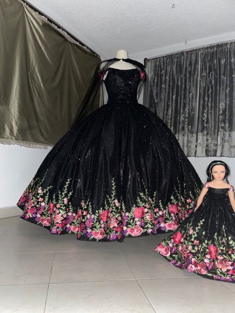 Vestido para xv años con hermosos bordados @cecyDiazModaydiseño Vestido Charro, Xv Dresses, Quince Ideas, Quince Dresses, Color Rojo, Quinceanera Dresses, Quince, Quinceanera, Swing Dress