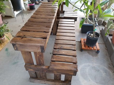 Bench For Plants Outdoor, Planter Shelves Outdoor, Deck Plant Stands, Plant Bench Outdoor, Plant Stand From Pallets, Pallet Plant Table, Diy Plant Bench Outdoor, Diy Heavy Duty Plant Stand, Diy Plant Table Outdoor