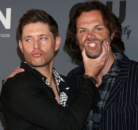 13 Things That Prove Jensen Ackles and Jared Padalecki Are Brothers On and Off Screen Jared And Jensen Funny Photos, Jared And Jensen Hug, Jared Padalecki Height, Cast Aesthetic, Hoco Pose, Spn Wallpaper, Jared Padalecki And Jensen Ackles, Jensen Ackles And Jared Padalecki, Jensen And Jared