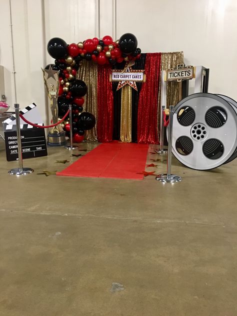 Balloon backdrop/props Oscar Photo Booth, Hollywood Theme Photo Backdrop, Old Hollywood Ball Theme, Prom Dance Decorations, Hollywood Photo Backdrop, Old Hollywood Photo Backdrop, Vip Decoration Ideas, Hollywood Theme Backdrop, Movie Decorations Party