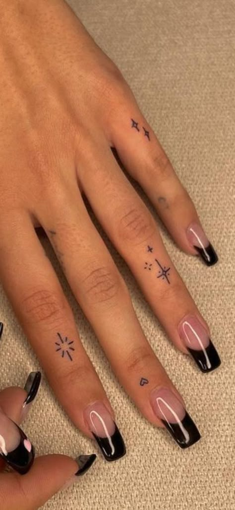 Nuckle Tats Girl, Feminine Knuckle Tattoos, Star Finger Tattoos For Women, Minimalist Hand Tattoos For Women, Small Hand Tattoos For Women Unique, Finger Tats For Women, Simple Wrist Tattoos For Women, Pretty Finger Tattoos, Tiny Hand Tattoos