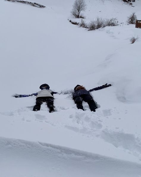 #sisters #siblings #ski #winter #austria #aethstetic Sibling Age Gap Aesthetic, Twin Siblings Aesthetic, Chaotic Siblings Aesthetic, Older Sister Younger Sister Aesthetic, Little Siblings Aesthetic, Siblings Aesthetic Sisters, Winter Aethstetic, Sibling Goals Aesthetic, Siblings Brother And Sister Aesthetic