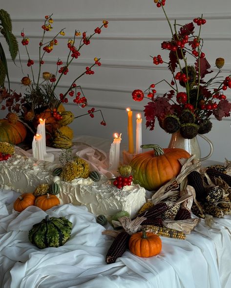 knock knock! open your hearts for our autumn table with the longest cake you’ve seen on Instagram today Thanksgiving Ideas Decorating, Aesthetic Thanksgiving, Fantasy Birthday, Pumpkin Table Centerpiece, Autumn Moodboard, Friendsgiving Dinner Party, Thanksgiving Aesthetic, Friendsgiving Dinner, Autumn Party