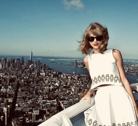 Travel To Nyc, Taylor Swift New York, Song Covers, Estilo Taylor Swift, 13 Days, Taylor Swift 1989, Red Taylor, Taylor Swift Album, Taylor Swift Wallpaper