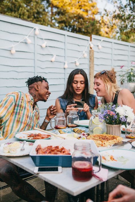 A group of cool young people having lunch and partying together in a garden Party Photoshoot, Summer Backyard, Outdoor Eating, Outdoor Dinner, People Food, Party Photography, People Eating, Party People, Aesthetic People