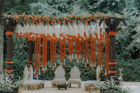 Marathi Wedding Decor, Traditional Mandap Decor Indian, Muhurtham Decor, Traditional Mandap, Contemporary Wedding Decor, Minimal Wedding Decor, Haldi Decoration, Mandap Design, Marathi Wedding