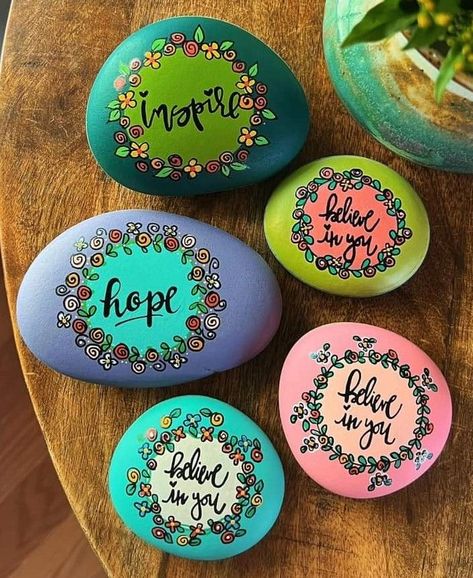 Family Rock Painting Ideas, In Memory Of Rock Painting Ideas, Mom Painted Rocks, Family Painted Rocks, Rock Painting Words, Positive Rock Painting Ideas, Stone Painting Ideas Creative Rock Art, Inspirational Painted Rocks, Rock Painting Flowers