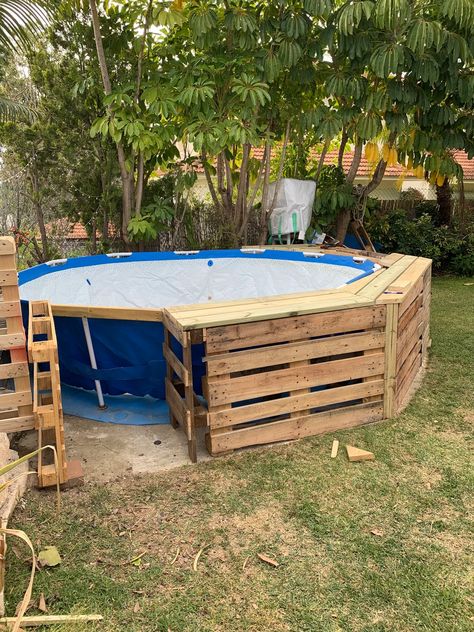 Pool Pallet | Pool Pallet Piscina Pallet, Decks Ideas, Ideas De Piscina, Decks Around Pools, Plant Decor Ideas, Pallet Pool, Deck Piscina, Pool Deck Plans, Cheap Pool