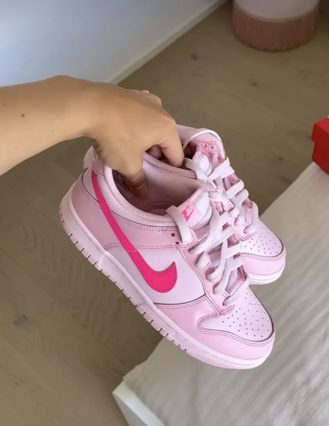 Pink Forces, Pink Dunks, Nike Shoes Women Fashion, Mode Zara, Trendy Shoes Sneakers, Preppy Shoes, Pretty Shoes Sneakers, All Nike Shoes, Shoes Outfit Fashion