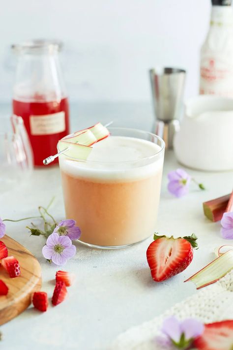 Sweet, tart, and boozy, this Strawberry Rhubarb Whiskey Sour is a spin on the classic rye whiskey cocktail. The strawberry rhubarb simple syrup pairs perfectly in this cocktail as well as many others! Gold Rush Cocktail, Rhubarb Simple Syrup, Dinner Ideas Main Dishes, Rye Whiskey Cocktail, Rhubarb Cocktail, Whiskey Sour Cocktail, Summer Entertaining Recipes, Whiskey Sour Recipe, Rhubarb Syrup