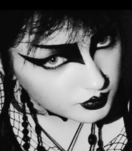 Siouxsie Makeup, Trad Goth Makeup Ideas, Trad Goth Eyeliner, Trad Goth Makeup Men, 80s Goth Makeup, Maquillage Goth, Goth Makeup Looks, Trad Goth Makeup, Goth Eye Makeup