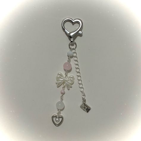 torocharms on ig cute pink bow keychain beaded Bow Phone Charm, Gantungan Hp Manik-manik, Bow Keychain, Beads Keychain Ideas, Beaded Keychain Ideas, Aesthetic Keychain, Beads Keychain, Keychain Beads, Bead Keychain