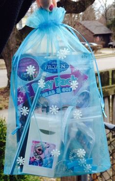 Frozen Party Gift Bag Ideas, Frozen Birthday Presents Gift Ideas, Frozen Birthday Party Goodie Bags, Frozen Birthday Goodie Bags Ideas, Frozen Loot Bag Ideas, Frozen Goodie Bags, Frozen Goodie Bag Ideas, Frozen Candy Bags, Frozen Gift Ideas