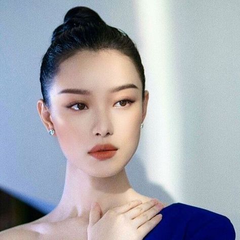 Makeup For Asian Woman, Ora Yang Makeup, Elegant Makeup Asian, Unconventional Models, Chinese Makeup Look, Parisian Makeup Look, Bride Makeup Asian, Korean Makeup Trends, Asian Wedding Makeup