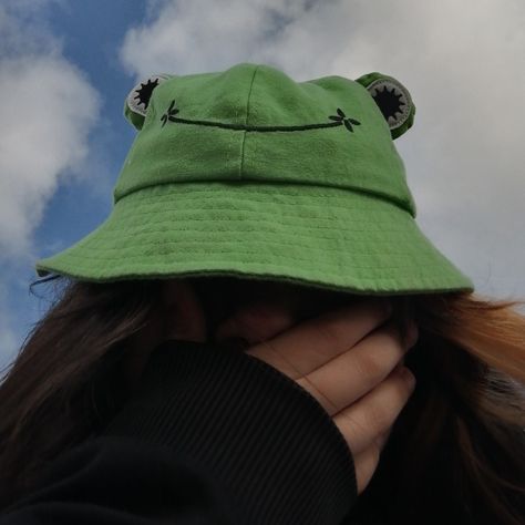 2020 Pfp Aesthetic, Frog Girl Aesthetic, Frog Hat Aesthetic, Green Frog Aesthetic, Froggy Aesthetic, Me On Valentines Day, Green Pfp, Frog Girl, Frog Hat