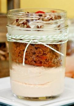 Carrot Cake Parfaits | What a fun mason jar recipe for Easter and spring! Cake In Mason Jar, Cake Parfait, Mason Jar Desserts Recipes, Mason Jar Recipe, Parfait Desserts, Best Carrot Cake, Cake In A Jar, Dessert In A Jar, Mason Jar Meals