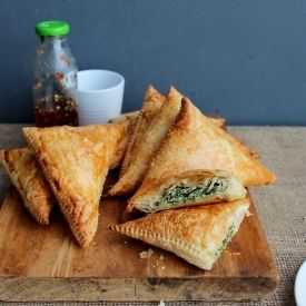 Spinach and Ricotta Triangles Spinach And Ricotta, Spring Roll Wrappers, Pastry Sheets, Samosa, Spring Rolls, Iftar, Garam Masala, Puff Pastry, Chutney